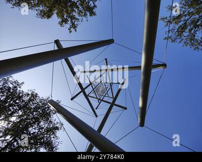 Blick auf das Kunstwerk Needel Tower II von Kenneth Snelson, Tensegrity, Skulpturenpark, Otterlo, de Hoge Veluwe, Niederlande Stockfoto