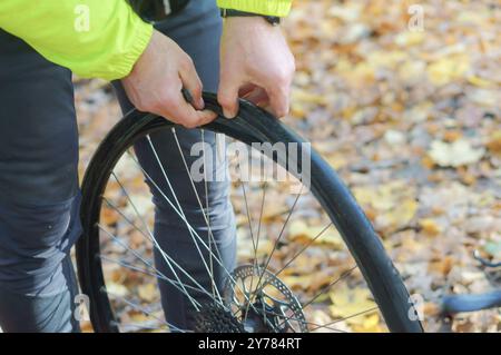 Entfernen Sie den Reifen vom Rad, demontieren Sie das Rad, und reparieren Sie den Reifenschaden Stockfoto