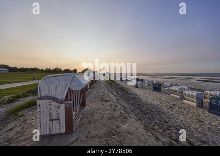 Weiße Liege und Strand mit Strandpromenade im Hintergrund des Sonnenuntergangs im Stadtteil Hooksiel, Wangerland, Stadtteil Friesland, Lower Stockfoto