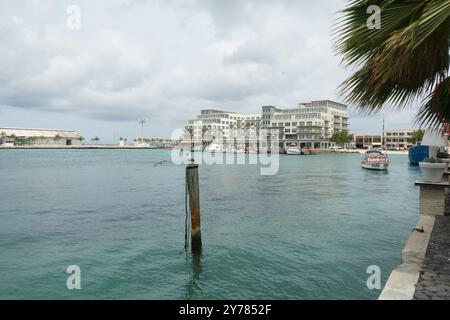 Das moderne Luxushotel liegt in der Meeresbucht von Oranjestad, einer der Karibikinsel Aruba. Stockfoto