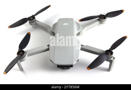 DJI mavic Mini 2, die kleinste Drohne von DJI. Drohne wiegt nur 249 g. isoliert auf weißem Hintergrund. Vinnytsia, Ukraine, 9. Januar 2022, Eu Stockfoto