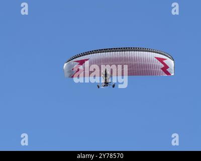 Mit einem Gleitschirmflieger zu fliegen, mit einem motorparag Sport zu treiben Stockfoto