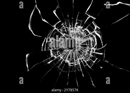 Risse auf gebrochenem Glas, Textur auf schwarzem Hintergrund Stockfoto
