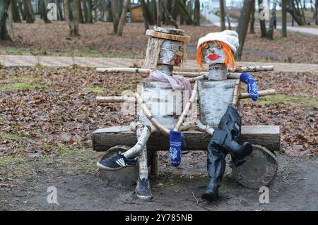 Birkenskulptur, Mann und Frau auf der Bank Holzskulptur, Dorf Jantarny, Region Kaliningrad, Russland, 20. Januar, 2019, Europa Stockfoto