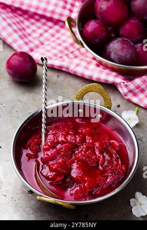 Chutney aus Pflaumen in einer indianischen Metallschale. Selektiver Fokus Stockfoto