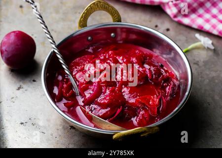 Chutney aus Pflaumen in einer indianischen Metallschale. Selektiver Fokus Stockfoto