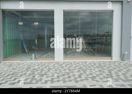 Geschlossenes Geschäft oder Restaurant mit großen Glasfenstern in einer der Hauptstraßen von Oranjetad auf der Karibikinsel Aruba. Stockfoto