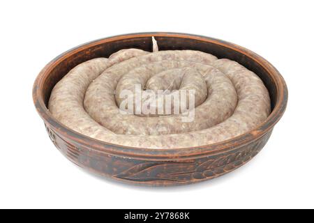 Hausgemachte Wurst zum Backen, roh in einer Tonschale isoliert auf weißem Hintergrund Stockfoto