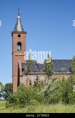 Dorf Zapovednoe, Bezirk Slavsky, Kaliningrad, Russland, 2021, 13. Juni: lutherische Kirche 1891. Grobes Krishtsanol. Deutsche Architektur. Alter roter Backstein Stockfoto