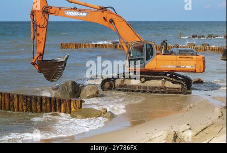 Bau von Wellenbrechern, Baumaschinen an der Küste, Ostsee, Kaliningrad, Russland, 15. Juli, 2018, Europa Stockfoto