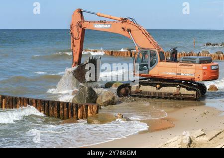 Bau von Wellenbrechern, Baumaschinen an der Küste, Ostsee, Kaliningrad, Russland, 15. Juli, 2018, Europa Stockfoto