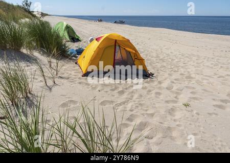 Kaliningrad, Ostsee, Russland, 2020, 18. Juli: Zelt am Strand. Ostseeküste. Gelbes Zelt auf dem Meersand, Europa Stockfoto