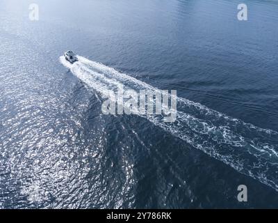 Speedboat segelt auf dem blauen Meer, um der Sonne zu begegnen. Erholung für Touristen und Schwimmen im Meer Stockfoto