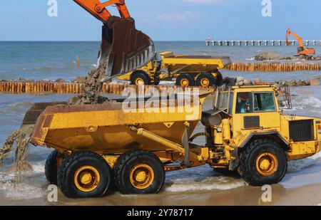 Baumaschinen an der Küste, Bau von Wellenbrechern, Maßnahmen zum Schutz der Küsten Stockfoto