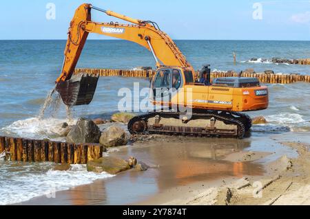 Bau von Wellenbrechern, Baumaschinen an der Küste, Ostsee, Kaliningrad, Russland, 15. Juli, 2018, Europa Stockfoto