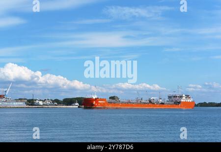 Langes rotes Schiff, Trockenfracht oder Containerschiff Stockfoto