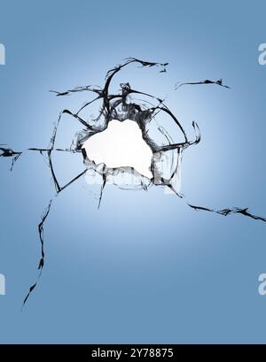 Risse auf dem blauen Glas, ein kaputtes Fenster nach dem Beschuss. Die Wirkung der Zerstörung beim Beschuss Stockfoto