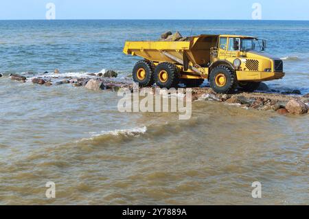 Bau von Wellenbrechern, Baumaschinen an der Küste, Ostsee, Kaliningrad, Russland, 22. Juli, 2018, Europa Stockfoto