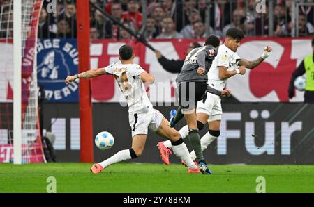 Torschuss Aktion Torchance Jamal Musiala FC Bayern München FCB (42) gegen Granit Xhaka Bayer 04 Leverkusen (34) Piero Hincapie Bayer 04 Leverkusen (03) GER, FC Bayern München vs, Bayer 04 Leverkusen, Fussball, Bundesliga, 5. Spieltag, Spielzeit 2024/2025, 28.09.2024 Foto: Eibner-Pressefoto/Michael Weber Stockfoto