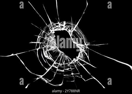 Loch im Fenster. Gebrochenes schwarzes Glas. Texturkonzept für Design Stockfoto