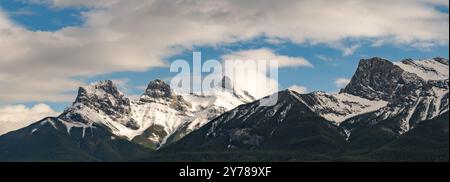 Atemberaubende Frühlingsaussichten in Canmore, Alberta, im Mai mit schneebedeckten Bergen und Three Sisters Peaks. Stockfoto