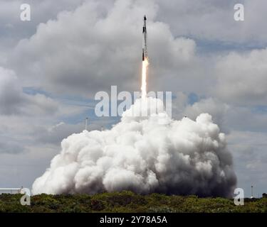 Cape Canaveral, Florida, USA. September 2024. Am Samstag, den 28. September 2024, startet eine Rakete der SpaceX Falcon 9 um 13:17 Uhr vom Startkomplex 40 auf der Cape Canaveral Space Force Station in Florida zur Internationalen Raumstation. Foto: Joe Marino/UPI Credit: UPI/Alamy Live News Credit: UPI/Alamy Live News Stockfoto