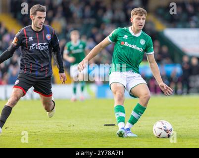 James Plant aus Yeovil Town und Dejan Tetek aus Aldershot Town während des Nationalliga-Spiels im Huish Park Stadium, Yeovil Picture von Martin Edwar Stockfoto