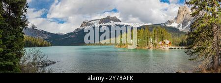 Ein atemberaubender Sommertag am Emerald Lake im Yoho National Park, British Columbia, mit unwirklichen, malerischen Ausblicken auf die Natur im beliebten Tourismusgebiet Kanadas Stockfoto