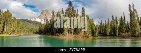 Ein atemberaubender Sommertag am Emerald Lake im Yoho National Park, British Columbia, mit unwirklichen, malerischen Ausblicken auf die Natur im beliebten Tourismusgebiet Kanadas Stockfoto