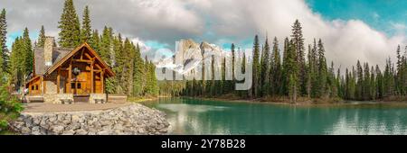 Ein atemberaubender Sommertag am Emerald Lake im Yoho National Park, British Columbia, mit unwirklichen, malerischen Ausblicken auf die Natur im beliebten Tourismusgebiet Kanadas Stockfoto