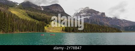 Ein atemberaubender Sommertag am Emerald Lake im Yoho National Park, British Columbia, mit unwirklichen, malerischen Ausblicken auf die Natur im beliebten Tourismusgebiet Kanadas Stockfoto