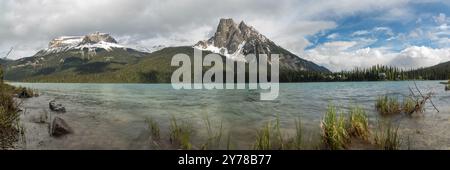 Ein atemberaubender Sommertag am Emerald Lake im Yoho National Park, British Columbia, mit unwirklichen, malerischen Ausblicken auf die Natur im beliebten Tourismusgebiet Kanadas Stockfoto