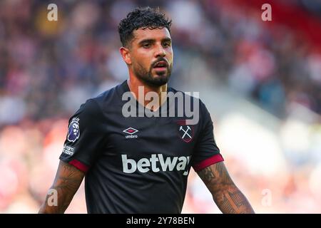 Aaron Cresswell von West Ham United sieht beim Premier League-Spiel Brentford gegen West Ham United im Gtech Community Stadium, London, Großbritannien, 28. September 2024 (Foto: Izzy Poles/News Images) Stockfoto