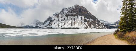 Atemberaubende Frühlingsausblicke am Bow Lake im Norden Kanadas im Mai mit schneebedeckten Bergen in unwirklicher, schöner Lage der Kanadischen Rocky Mountains. Stockfoto