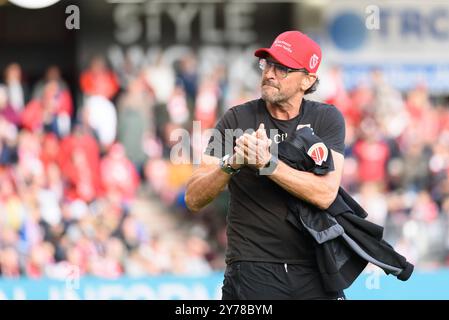 Cheftrainer Claus-Dieter Wollitz (Energie Cottbus) begrüßt die Fans vor dem dritten Ligaspiels zwischen Energie Cottbus und 1. FC Saarbrücken im Stadion der Freundschaft, Cottbus, Deutschland. (Sven Beyrich/SPP) Credit: SPP Sport Press Photo. /Alamy Live News Stockfoto