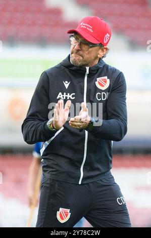 Cheftrainer Claus-Dieter Wollitz (Energie Cottbus) begrüßte die Fans vor der zweiten Halbzeit beim dritten Ligaspiels zwischen Energie Cottbus und 1. FC Saarbrücken im Stadion der Freundschaft, Cottbus, Deutschland. (Sven Beyrich/SPP) Credit: SPP Sport Press Photo. /Alamy Live News Stockfoto