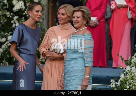 Königliche Hochzeit von Prinzessin Theodora von Griechenland und Matthew Kumar in Athen Prinzessin Maria-Olympia von Griechenland, Kronprinzessin Marie-Chantal von Griechenland und ehemalige Königin Anne-Marie von Griechenland in der Metropolitan Cathedral von Athen nach der Hochzeit von Prinzessin Theodora von Griechenland mit Matthew Kumar. Athen Griechenland Copyright: XNicolasxKoutsokostasxNicolasxKoutsokostasx DSC 202409282342 Stockfoto