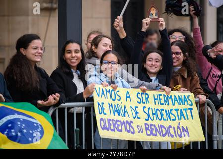 Mädchen mit einem Plakat "Wir werden Schönstatt Marienschwestern sein, wir bitten um deinen Segen" grüßen Papst Franziskus auf seiner Tour durch Luxemburg. Stockfoto