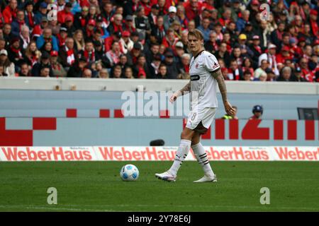 Freiburg, Deutschland. September 2024. Eric Smith (St. Pauli) beim Spiel der 1. FBL: 24-25:1. FBL: 24-25:5. Sptg. SC Freiburg - FC St. Pauli DFL-VORSCHRIFTEN VERBIETEN DIE VERWENDUNG VON FOTOGRAFIEN ALS BILDSEQUENZEN UND/ODER QUASI-VIDEONann Credit: dpa/Alamy Live News Stockfoto