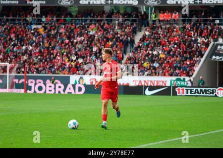 Freiburg, Deutschland. September 2024. Noah Weißhaupt (SC Freiburg) beim Spiel der 1. FBL: 24-25:1. FBL: 24-25:5. Sptg. SC Freiburg - FC St. Pauli DFL-VORSCHRIFTEN VERBIETEN DIE VERWENDUNG VON FOTOGRAFIEN ALS BILDSEQUENZEN UND/ODER QUASI-VIDEONann Credit: dpa/Alamy Live News Stockfoto