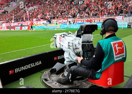 Freiburg, Deutschland. September 2024. TV-Kamera mit Kameramann am Spielfeldrand - aber wer überträgt künftig die Spiele der Fußball-Bundesliga für die Deutsche Fußball-Liga im Fernsehen? DFL-VORSCHRIFTEN VERBIETEN DIE VERWENDUNG VON FOTOS ALS BILDSEQUENZEN UND/ODER QUASI-VIDEONann Credit: dpa/Alamy Live News Stockfoto