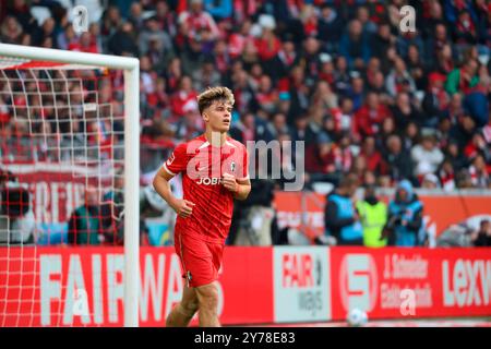 Freiburg, Deutschland. September 2024. Noah Weißhaupt (SC Freiburg) beim Spiel der 1. FBL: 24-25:1. FBL: 24-25:5. Sptg. SC Freiburg - FC St. Pauli DFL-VORSCHRIFTEN VERBIETEN DIE VERWENDUNG VON FOTOGRAFIEN ALS BILDSEQUENZEN UND/ODER QUASI-VIDEONann Credit: dpa/Alamy Live News Stockfoto