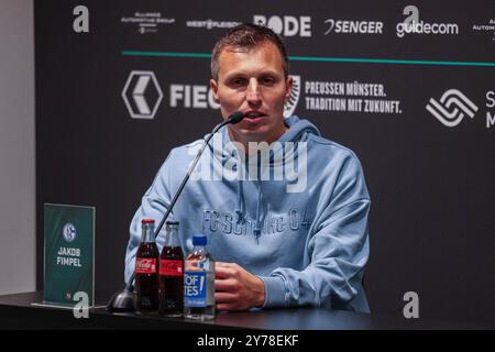 Deutschland. September 2024. Fussball 2. Bundesliga 7. Spieltag SC Preussen Münster - FC Schalke 04 am 28.09.2024 im Stadion an der Hammer Straße in Münster Jakob Fimpel ( Interimstrainer Schalke ) DFL-Vorschriften verbieten jede Verwendung von Fotografien als Bildsequenzen und/oder Quasi-Video. Foto: Revierfoto Credit: ddp Media GmbH/Alamy Live News Stockfoto