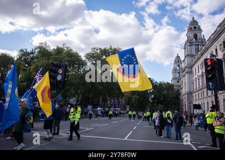 London, Großbritannien. September 2024. Demonstranten schwingen Flaggen während des Nationalen Wiedereingliederungs-März III. Tausende von Anti-Brexit-Demonstranten nahmen am dritten jährlichen National Wiedereingliederungsmarsch Teil und forderten die britische Regierung auf, der Europäischen Union wieder beizutreten. Quelle: SOPA Images Limited/Alamy Live News Stockfoto