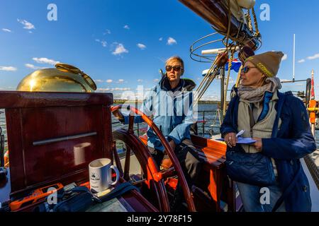 Segelschiff „Weisse Düne“ unter dem Kommando von Kapitän Jane Bothe. Ankerstraße, Am Peenestrom, Mecklenburg-Vorpommern, Deutschland Stockfoto