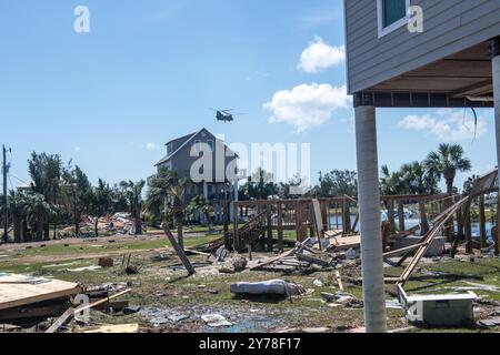 Keaton Beach, Usa. September 2024. Trümmer und Überreste von Häusern sind in der Gegend nach dem Hurrikan Helene vom 27. September 2024 in Keaton Beach, Florida, verstreut. Keaton Beach erhielt die Hauptlast des massiven Sturms der Kategorie 4, der schätzungsweise 90 % der Häuser und Grundstücke zerstörte. Gutschrift: SSgt. Jacob Hancock/US Air Force/Alamy Live News Stockfoto