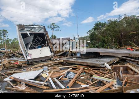 Keaton Beach, Usa. September 2024. Trümmer und Überreste von Häusern sind in der Gegend nach dem Hurrikan Helene vom 27. September 2024 in Keaton Beach, Florida, verstreut. Keaton Beach erhielt die Hauptlast des massiven Sturms der Kategorie 4, der schätzungsweise 90 % der Häuser und Grundstücke zerstörte. Gutschrift: SSgt. Jacob Hancock/US Air Force/Alamy Live News Stockfoto