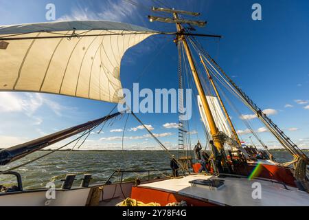 Segelschiff „Weisse Düne“ unter dem Kommando von Kapitän Jane Bothe. Ankerstraße, Am Peenestrom, Mecklenburg-Vorpommern, Deutschland Stockfoto