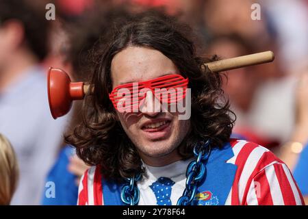 Kansas City, MO, USA. September 2024. Ein Fan der Kansas Jayhawks während eines Spiels gegen die TCU Horned Frogs im GEHA Field im Arrowhead Stadium in Kansas City, MO. David Smith/CSM/Alamy Live News Stockfoto