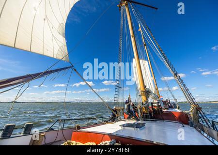 Segelschiff „Weisse Düne“ unter dem Kommando von Kapitän Jane Bothe. Ankerstraße, Am Peenestrom, Mecklenburg-Vorpommern, Deutschland Stockfoto